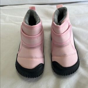 Pink Kids Shoes size EUR‎ 21, size 5.5 or 6 T in USA.